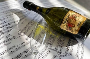 Mucha Sekt Brut zlatý v Berlíně