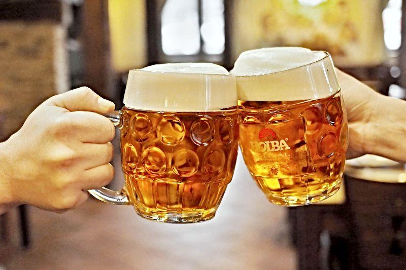 Letní počasí  zvyšuje odbyt piva. Holba hlásí rekordní prodeje.