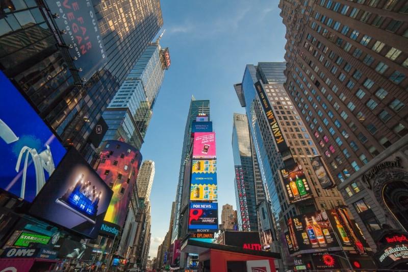Billboardy Kavalan Whisky m��� na Times Square v NYC