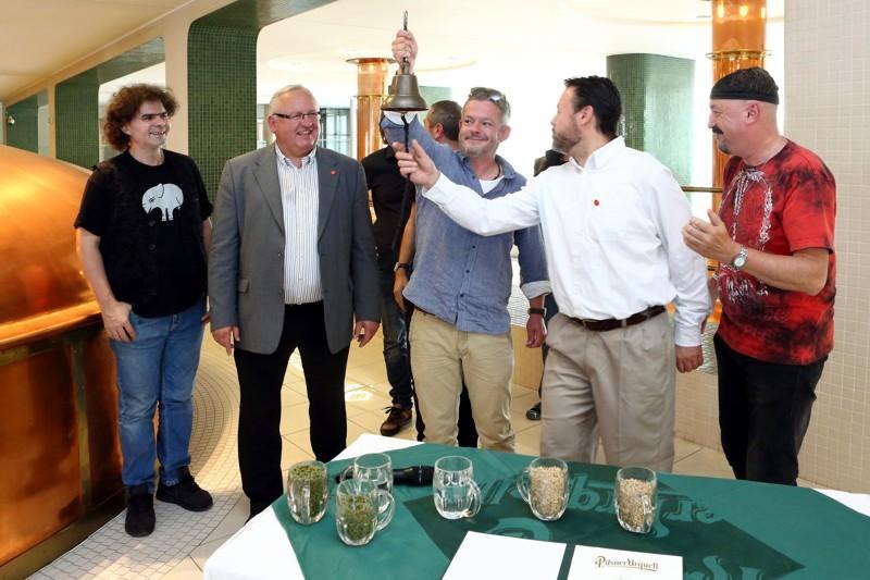 Tradičním zazvoněním symbolicky ukončili uvaření jedinečné várky pro Pilsner Fest
