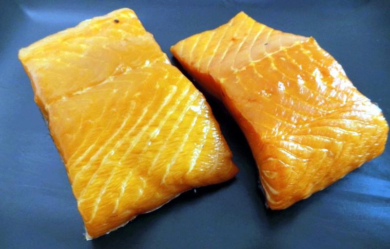 Norský losos neobsahuje jedovaté pesticidy, ale vykazuje nízkou tučnost