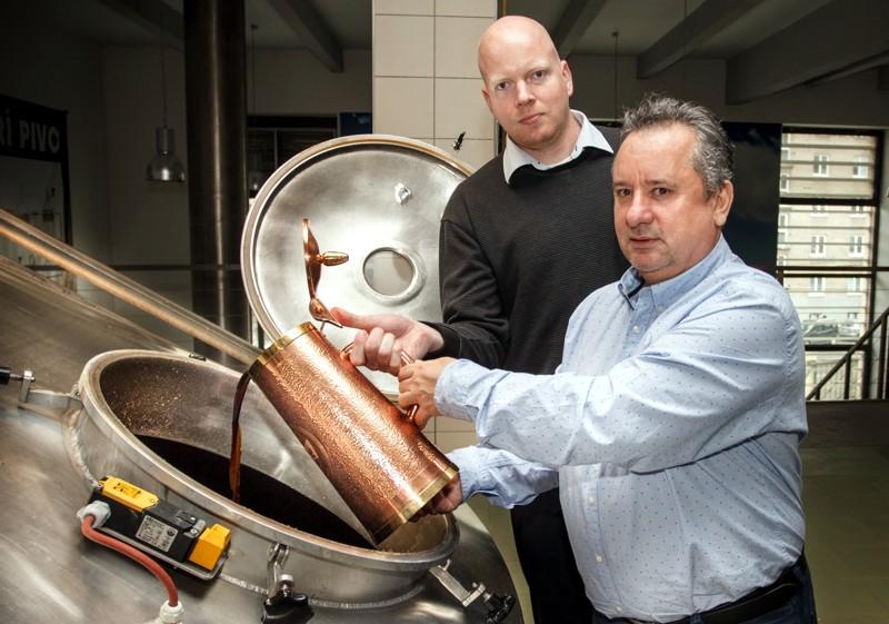 Ondřej Koucký (ředitel pivovaru) a Milan Schramm (výrobní ředitel)