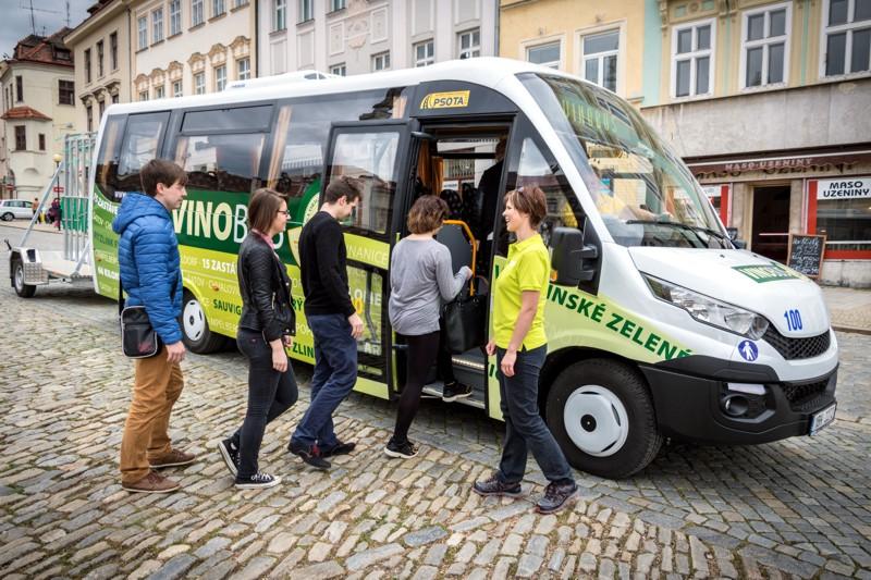 Degustační zastávky jsou novinkou letošního Vinobusu