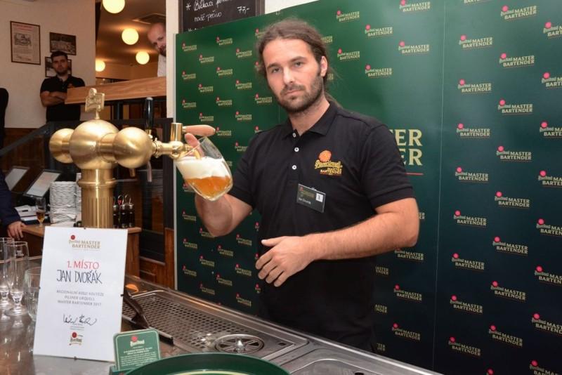 Pilsner Urquell ve Středních Čechách vám nejlépe načepuje Jan Dvořák