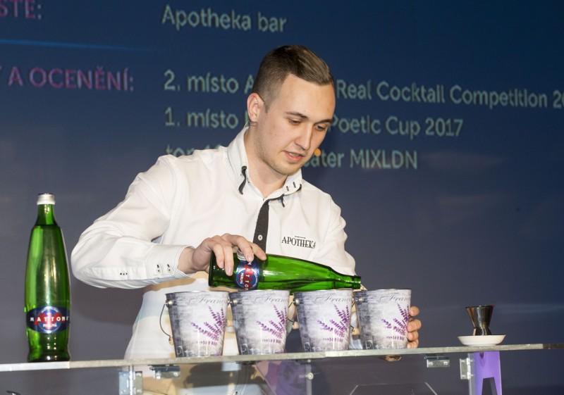 Jak připravit koktejl, radí barman Jan Lukas