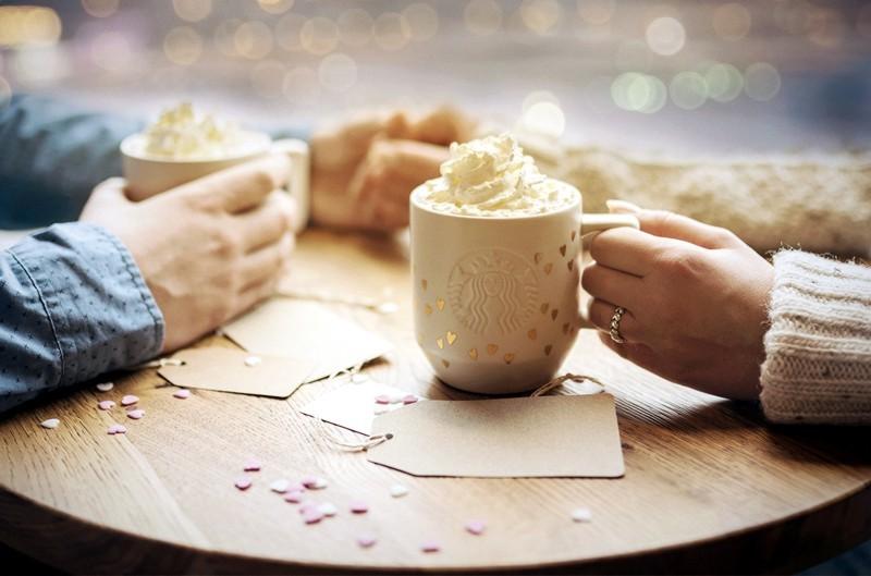 Valentýnské chvíle u kávy ve Starbucks