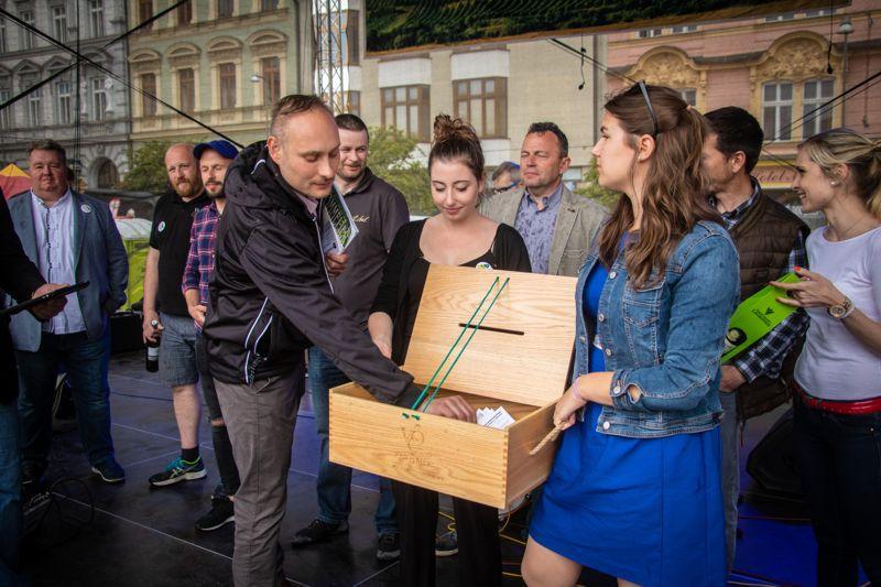 VOC Znojmo vydělalo charitativním prodejem vín Dětskému centru 16 770 korun
