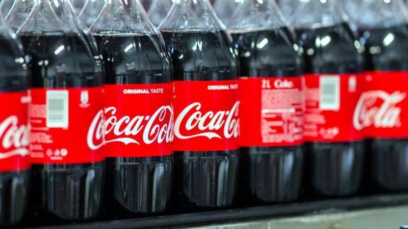 Coca-Cola stahuje z èeských škol slazené nápoje