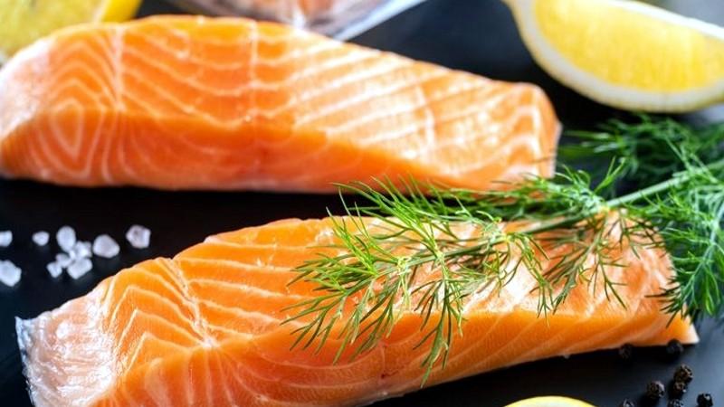 Jako zdroj omega-3 kyselin ani losos nestačí