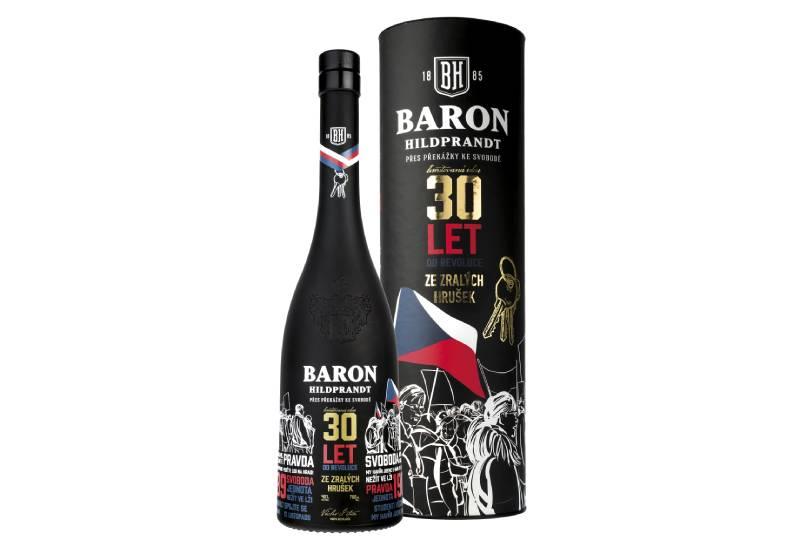 Baron Hildprandt oslavuje svobodu speciální lahví