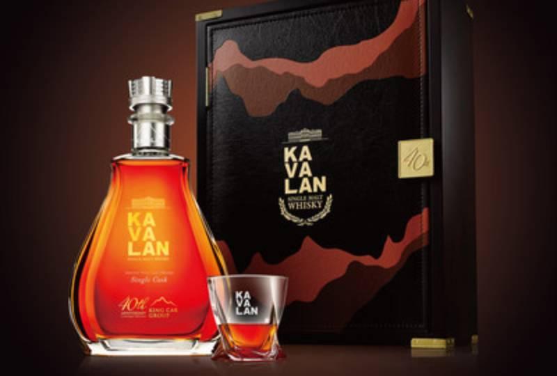 Lahev whisky Kavalan zdobí hřebenová královská koruna