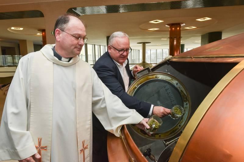 Plzeňské biskupství vydraží várku Prazdroje, která byla uvařena pro papeže