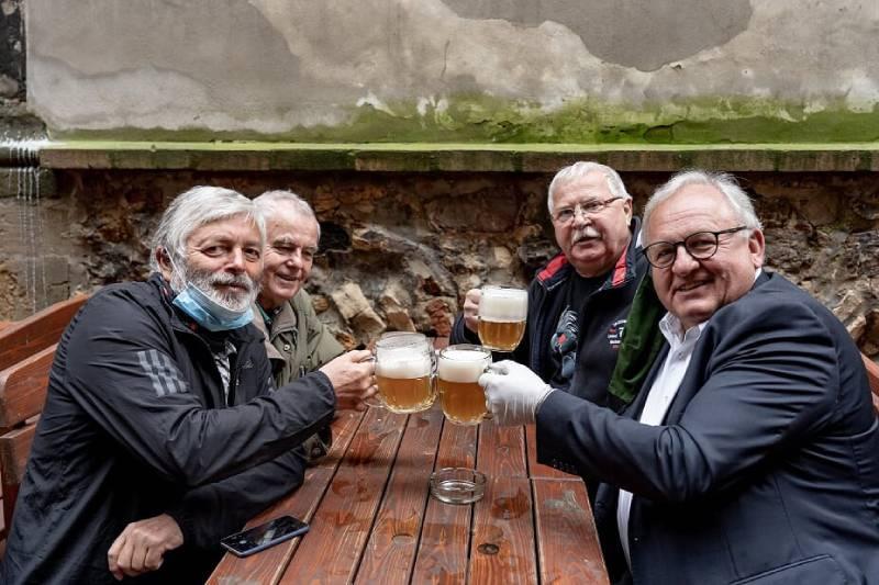 Zahrádky otevřeny, U Pinkasů bylo pro štamgasty pivo zdarma