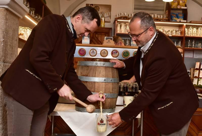 Ředitel pivovaru Roman Havlík a sládek Petr Menšík narážejí první sud Svátečního ležáku