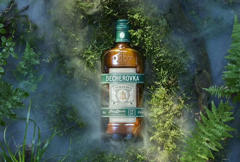 Nefiltrovaná Becherovka má nový reklamní spot