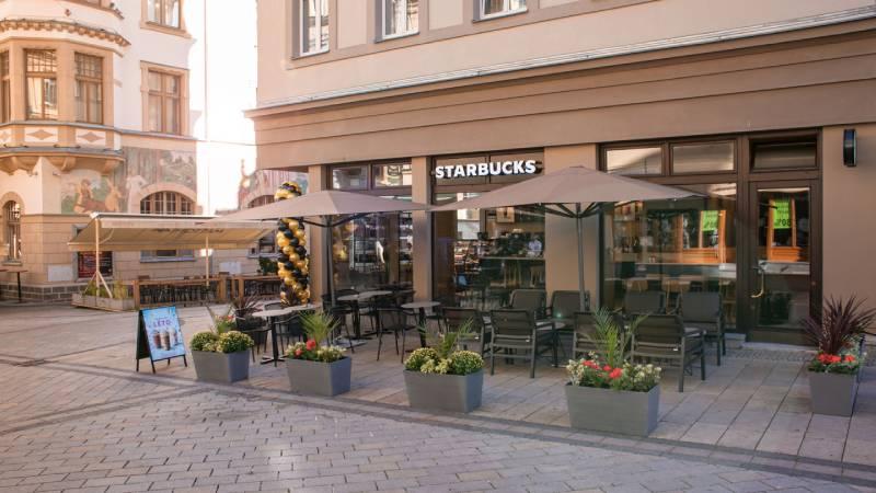 První kavárna Starbucks v Karlových Varech