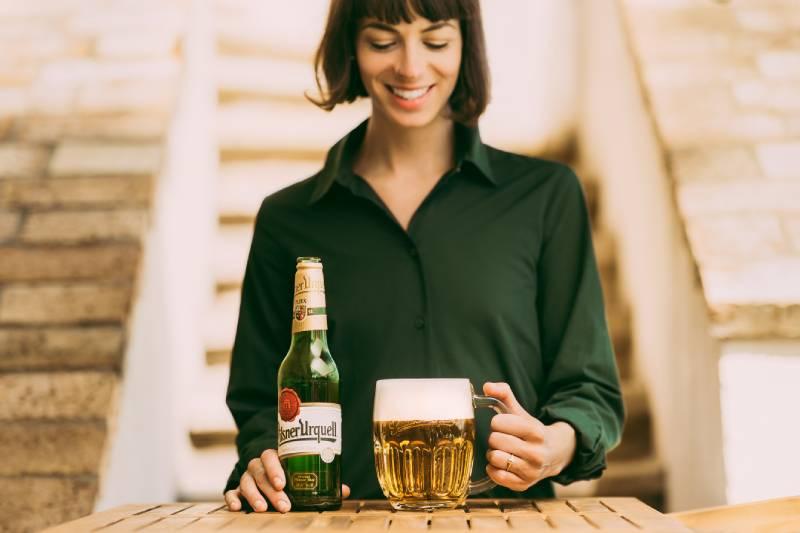 Podle Prazdroje je nejlepším dárkem pro ženu pivo
